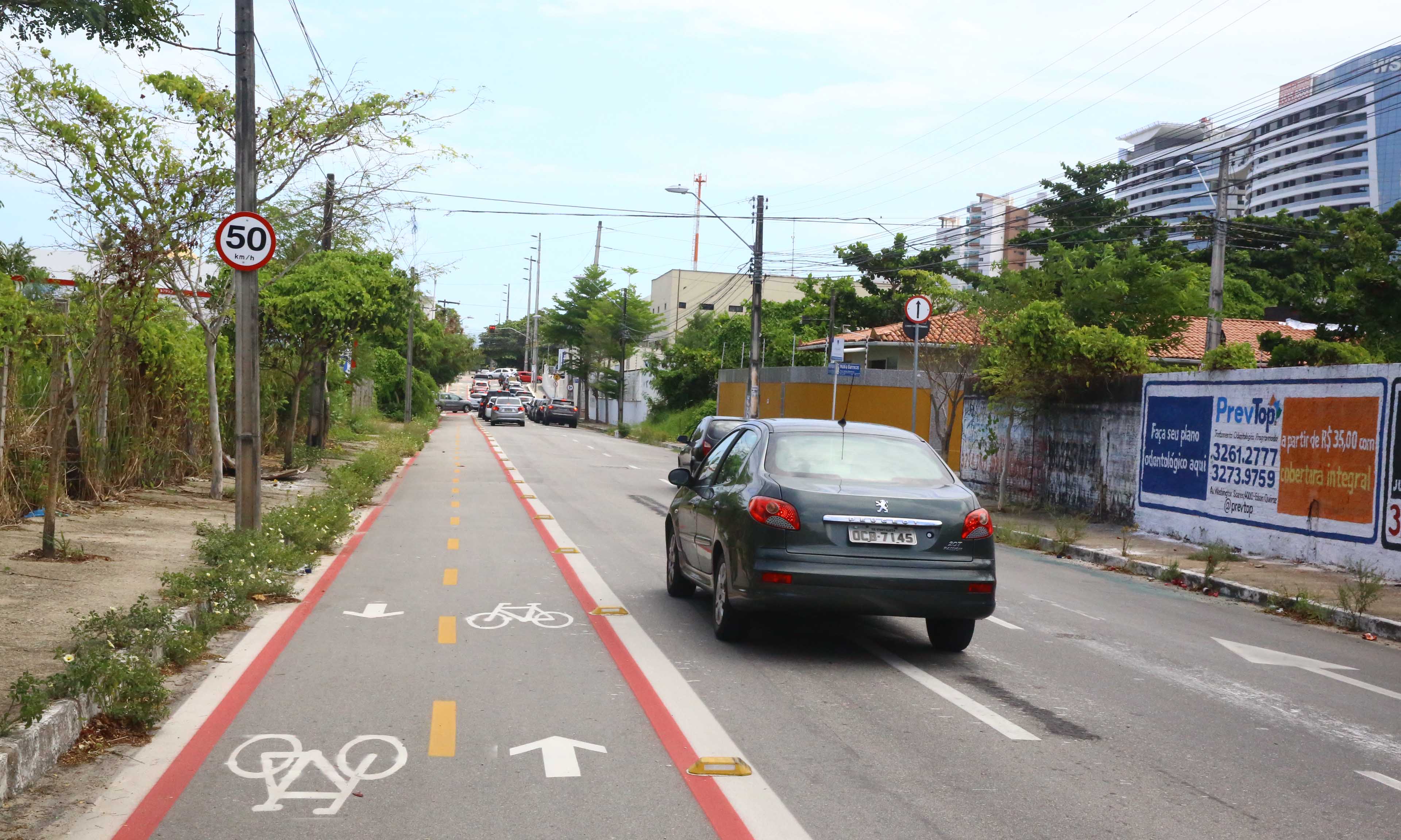 a foto mostra uma placa de trânsito com limite de 50 quilômetros por hora